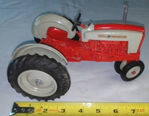 lot 58 image: Ford 901 Powermaster Tractor.