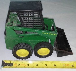 lot 65 image: John Deere Skid Steer.