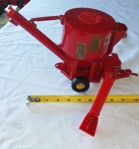 lot 98 image: International Harvester Grinder Feed Mill.