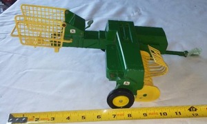 lot 99 image: John Deere Baler