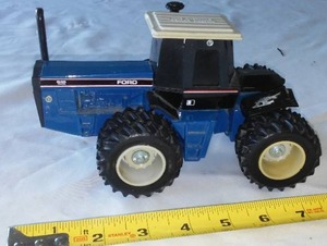lot 101 image: Ford 846 Tractor 1989 Nashville Dealer Meeting