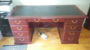 lot 15A image: 7 Drawer Desk. 