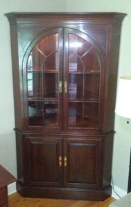 lot 15B image: Lighted Corner Curio. 