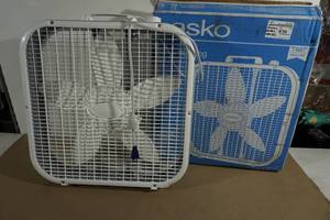 Lasko Box Fan - Damaged but Works