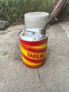 metal 5 gallon gas can