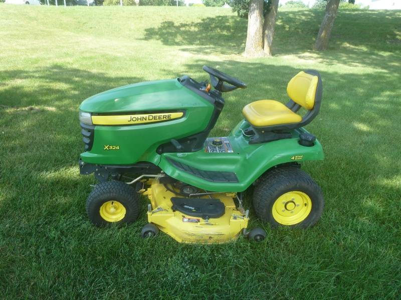 John Deere X324 Lawn Tractor