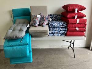 lot 80 image: Lot of open box outdoor cushions