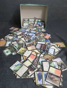 LARGE LOT OF MAGIC THE GATHERING TRADING CARDS