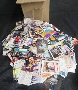 LARGE LOT OF BASKETBALL & FOOTBALL TRADING CARDS
