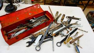 Metal tray of handtools