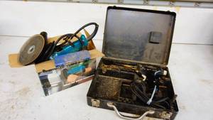 Makita 5 inch disc sander, metal case With miscellaneous items