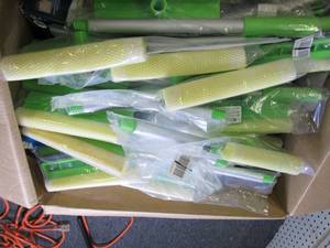 lot 293 image: box of cleaning supplies ...