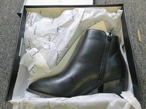 lot 320 image: case of 12 Lulus size 7 illusion bl...
