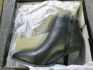 lot 326 image: case of 12 Lulus size 8.5 to 10  il...