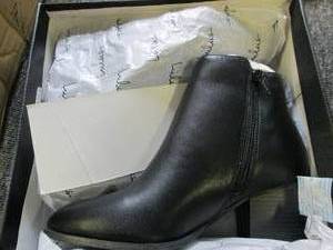 lot 328 image: case of 12 Lulus size 7.5  illusion...