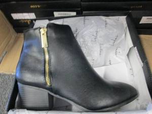 lot 332 image: case of 12 Lulus size 9 illusion bl...