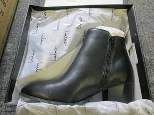 lot 333 image: case of 12 Lulus size 8.5 illusion ...