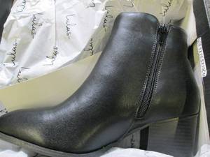 lot 335 image: case of 12 Lulus size 5.5 to 7.5 il...