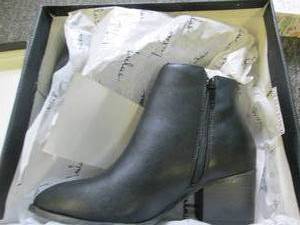 lot 336 image: case of 10 size 9 and 5.5 lulus ill...