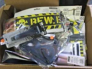 lot 524 image: box of halloween items ...