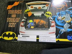 lot 530 image: new batman trunk or treat kit 200 p...