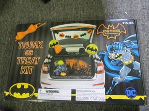 lot 532 image: new batman trunk or treat kit 200 p...