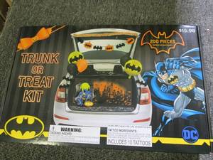 lot 534 image: new batman trunk or treat kit 200 p...
