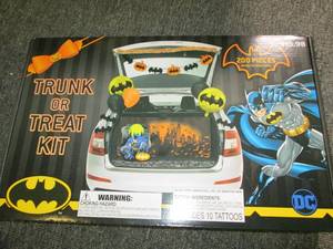 lot 533 image: new batman trunk or treat kit 200 p...