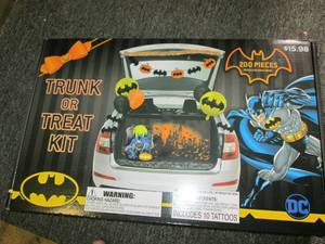 lot 535 image: new batman trunk or treat kit 200 p...