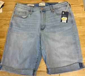 lot 59 image: Lot of 8 Womens Bermuda Jean Shorts Size 12