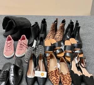 lot 89 image: Lot of New Womens Shoes Sandals Sizes 5-7