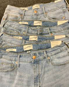 lot 78 image: Lot of 10 Womens Bermuda Jean Shorts Sizes 8 & 10
