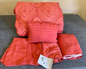 lot 29 image: Queen Sized Mauve Bedding Set