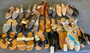 lot 87 image: Lot of 21 Womens Shoes Sand Sandals. Sizes 6-7