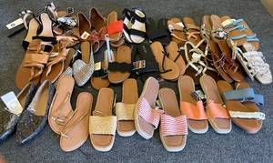 lot 86 image: Lot of 23 Womens Shoes Sand Sandals. Sizes 6-8