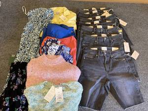 lot 125 image: Lot of Womens Size XS-M Clothing