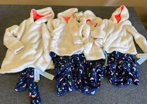 lot 132 image: Lot of 4 Unicorn Fleece Youth Pajama Sets