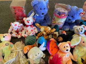 lot 140 image: HUGE Lot of Beanie Babies