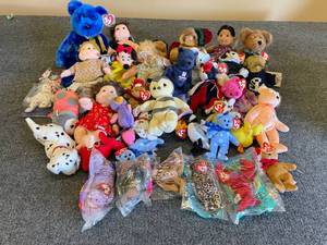 lot 141 image: HUGE Lot of Beanie Babies