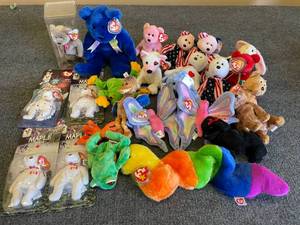 lot 142 image: HUGE Lot of Beanie Babies.