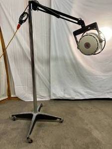 MSRP $2500 Steris Amsco&nbspMedical Veterinarian&nbspExaminer 10&nbspSurgical Minor Surgery&nbspExamination Mobile Floor Light&nbspWith Floating Arm - Excellent Working Condition