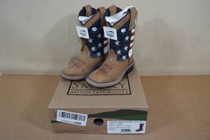 lot 58 image: Smoky Mountain Boots -Size 9 Kids