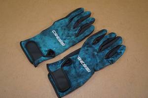 lot 126 image: Cressi Diving Gloves -Size Small