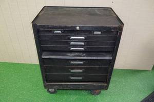 lot 132 image: 8 Drawer Machinist Tool Box on Wheels