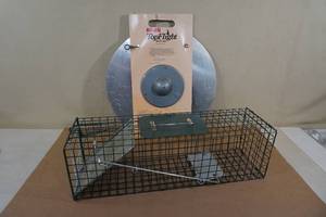 lot 146 image: Live Animal Trap and Squirrel Baffler for Bird Feeder