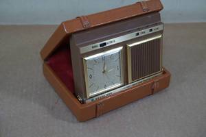 lot 194 image: Vintage Peerless Globetrotter Travel Transistor Radio Alarm Clock