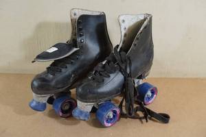 lot 214 image: Chicago Roller Skates - Mens 6