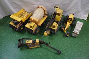lot 220 image: Vintage Tonka Trucks - Cement, Crane, Garbage, Grader