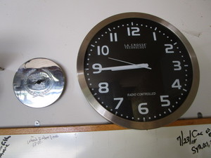 lot 13 image: Clocks - battery op, LaCrosse & hub...