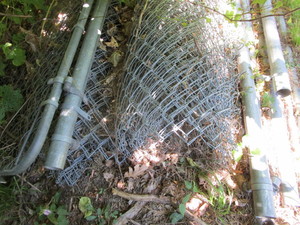 lot 18 image: Chain link kennel fencing with gate...